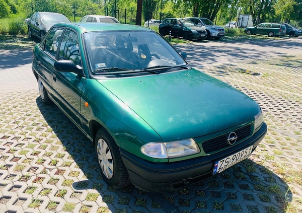 Opel Astra cena 2500 przebieg: 193959, rok produkcji 1998 z Kielce małe 67
